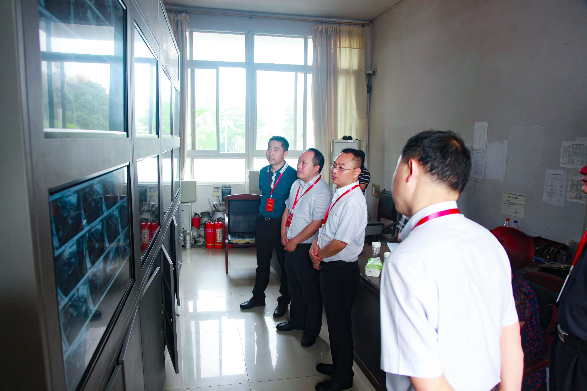 关爱考生 关注细节 办好中考--我市领导和南充