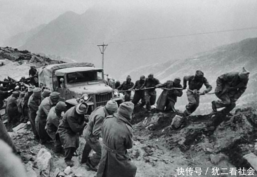 中印战争,我军4万兵力击溃30万印军,世界一片