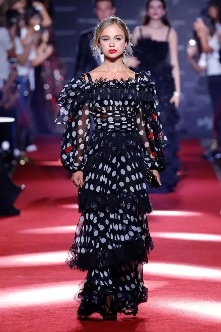 除此之外，她还跑去担当DOLCE & GABBANA的模特走秀：