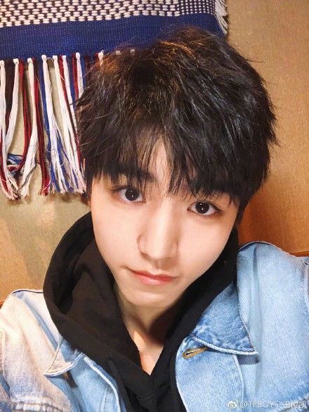 王俊凯自拍晒帅气新发型 网友:新发型真帅!