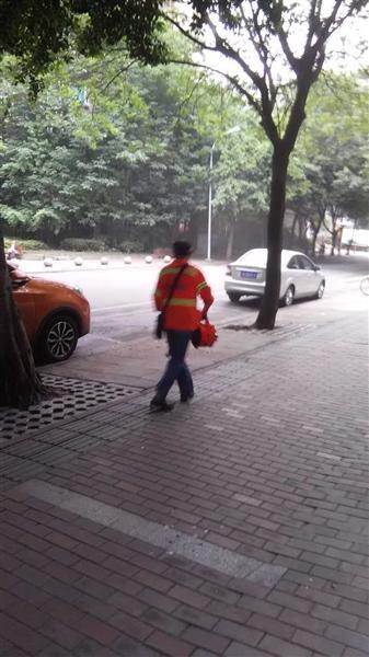 成都环卫工人用鼓风机扫地 被质疑扫地还是扬灰?
