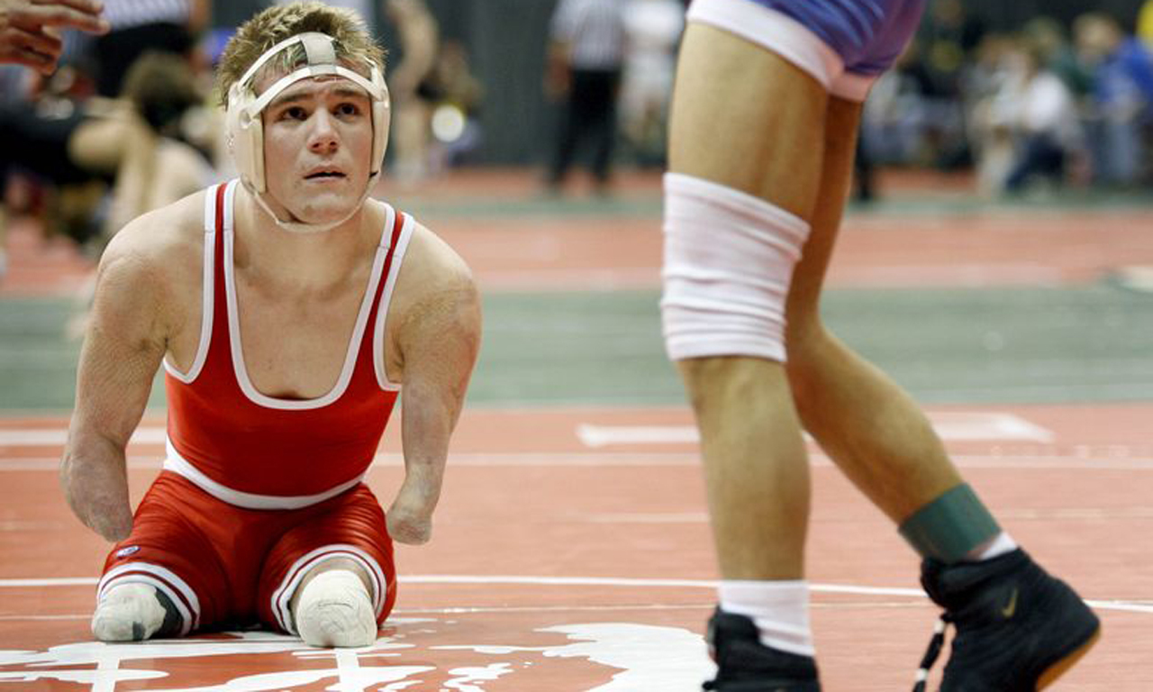 美国男孩因病切除四肢 靠摔跤赢得完美人生 美国男孩因病切除四肢 靠摔跤赢得完美人生