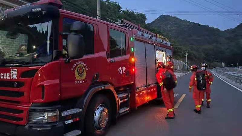 北京突发：2人登山被困 密云消防连夜搜救