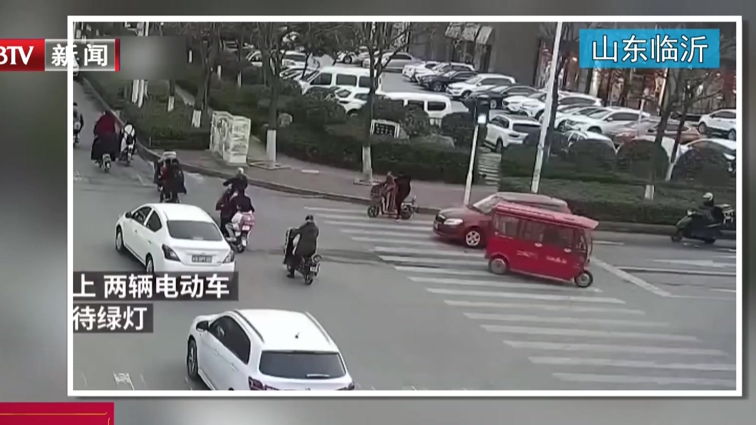 山东临沂：路口起争执  司机抽刀吓唬对方