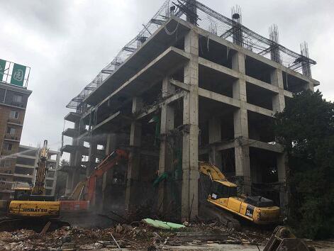 石景山区八宝山街道拆除3栋违建“烂尾楼” 石景山区八宝山街道拆除3栋违建“烂尾楼”