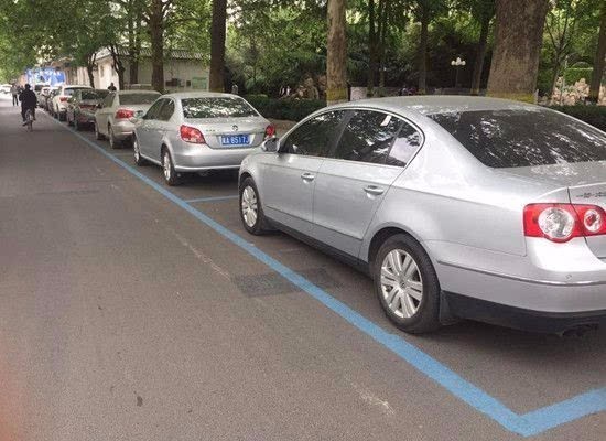 蓝色停车位,您知道停多久吗?