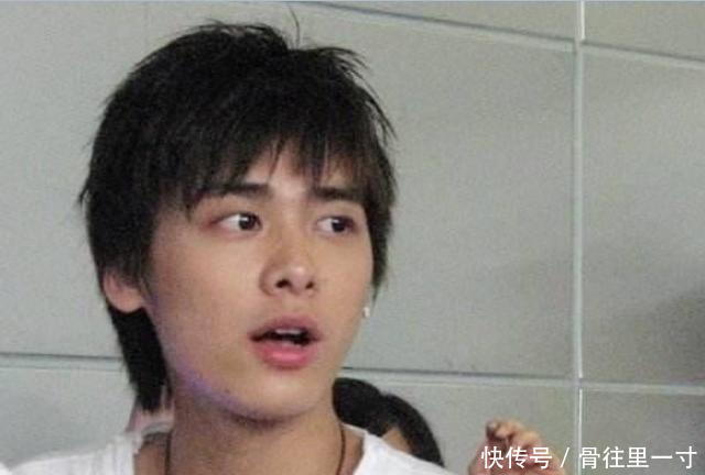 男星素颜照,王俊凯满脸痘,蔡徐坤双眼无神,易烊