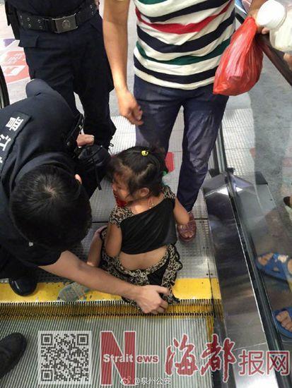 晋江女童长裙卷入扶梯 特勤及时发现5秒急救