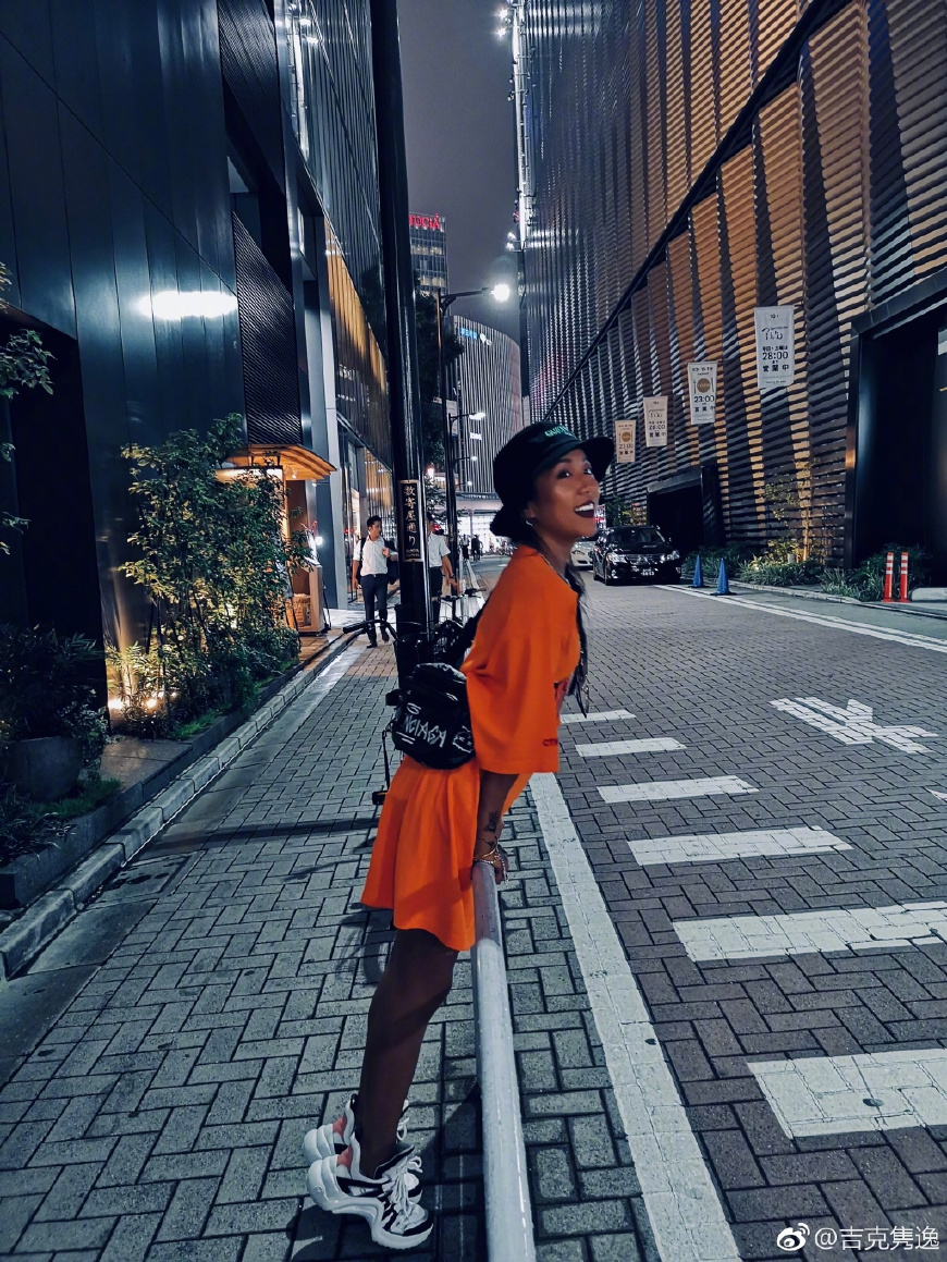 吉克隽逸身着黄色碎花V领连衣裙,30岁嫩回20