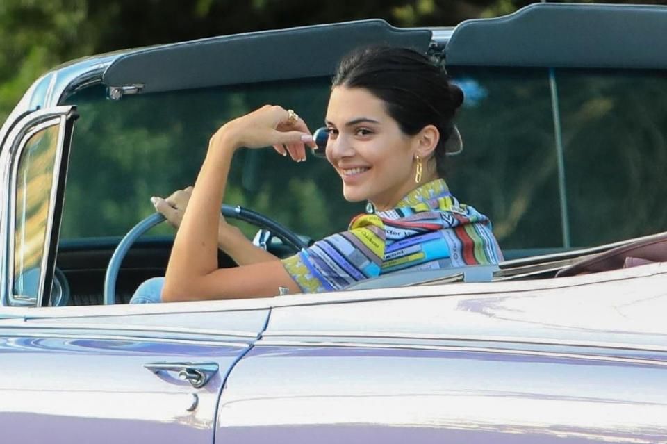 肯达尔詹娜年收入1000万美元,网友:难怪她出门