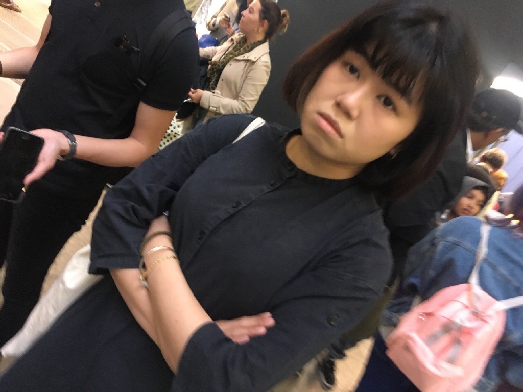 同日，陈冠希在微博挂出另一位女生照片，并配文“是男是女我分不清，我只知道她丑”，而纵观几次挂图斥责，陈冠希在配文中都有提到不被尊重，似乎这是其挂图辱骂的导火索。