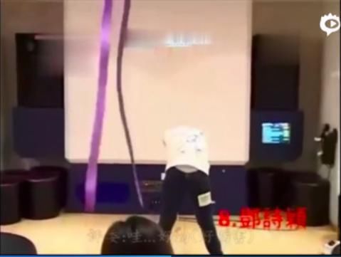 邓紫棋13岁选秀视频曝光,唱歌开口跪,还下腰劈