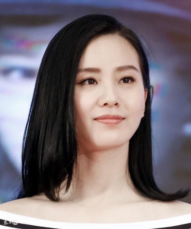 近日刘诗诗现身机场,网友:脖子上的草莓高领衣