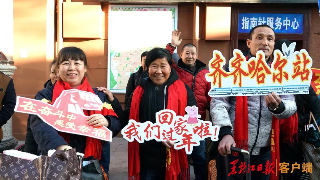 外出农民工踏上家乡土地,激动心情溢于言表.