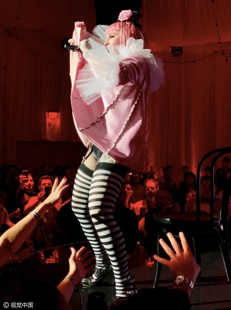 辣眼睛！58岁麦当娜扮嫩走光 与前夫热吻