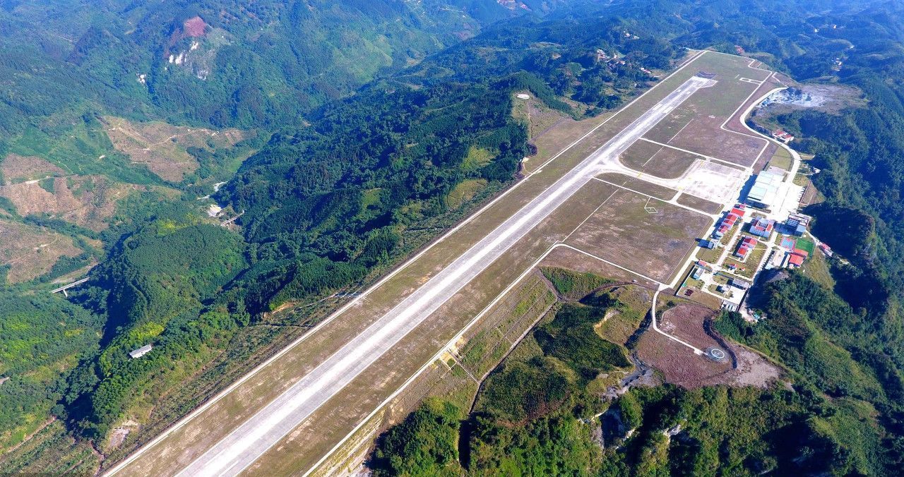 犹如山顶航母!广西削去65座山顶，建成海拔677米的“山顶机场”