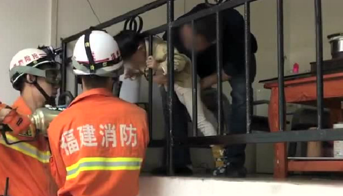 孩子头卡护栏哇哇大哭 父亲不忘拍照发圈 孩子头卡护栏哇哇大哭 父亲不忘拍照发圈