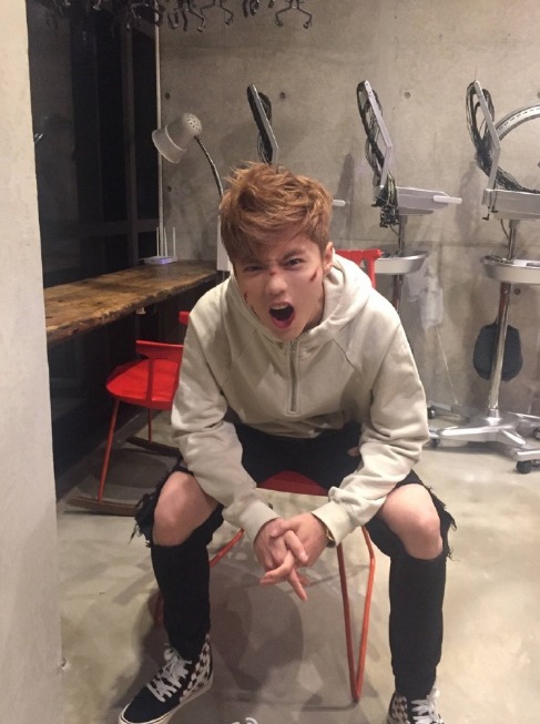 鹿晗穿破洞裤化受伤妆 网友家长:不穿秋裤被打