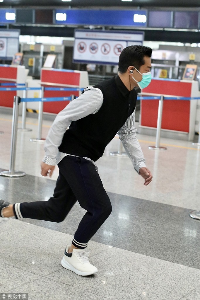 古天乐听曲赶路一脸严肃 突然狂奔背影帅到模糊 古天乐听曲赶路一脸严肃 突然狂奔背影帅到模糊