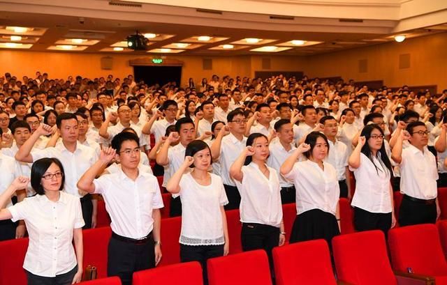 为什么90后大学生都不愿意考公务员?农村家庭