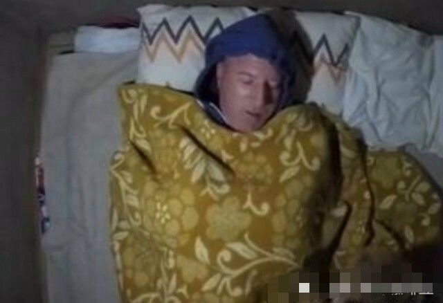 男子晚上野外露营,放在上面的摄像机忘了关,拍