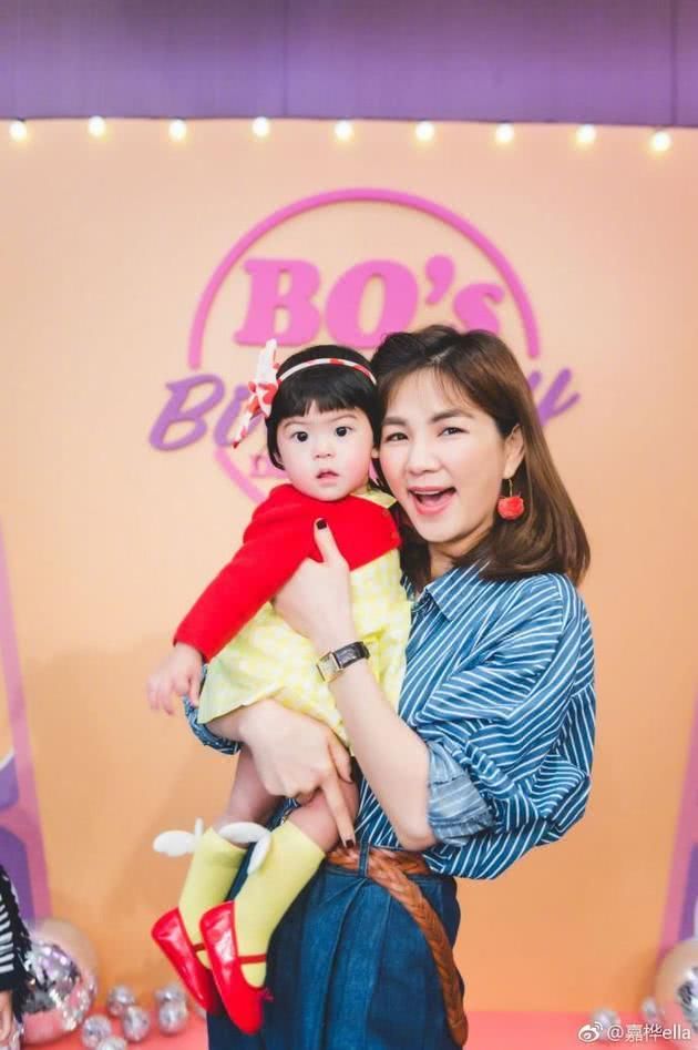 ella带劲宝与贾静雯同框自称亲家,两位辣妈霸气抱娃合影十分有爱!