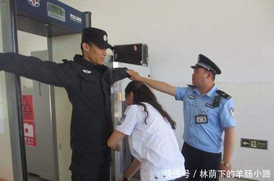 进行安检时,工作人员可以从屏幕上看到什么长