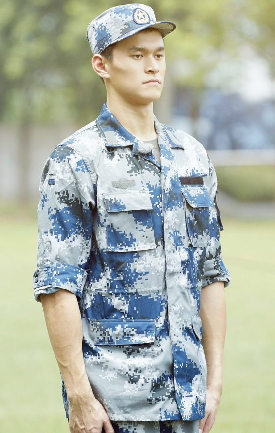 组图-孙杨上综艺节目体验军旅生活