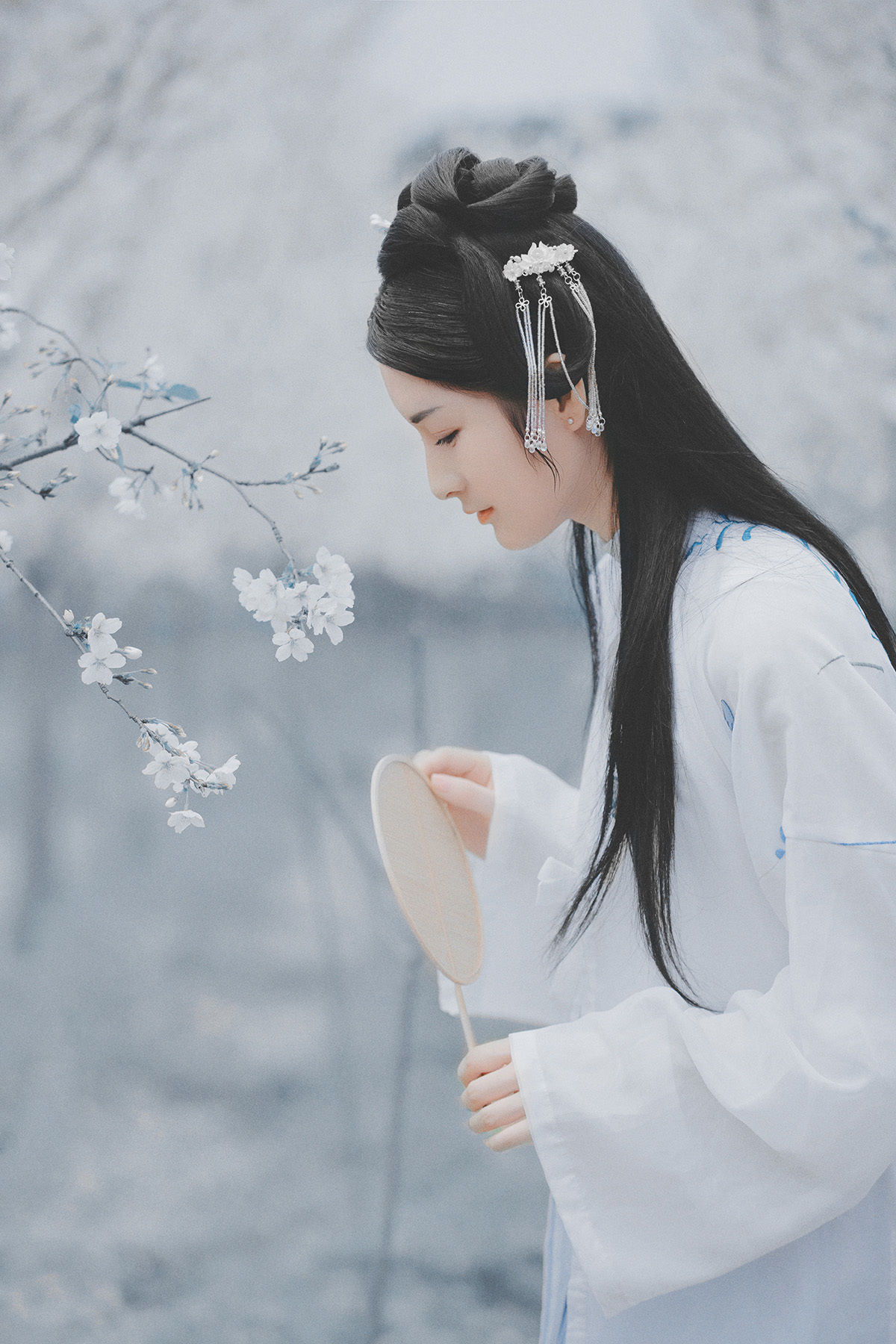 汉服:翠屏金屈曲,醉入花丛宿;此度见花枝,白头誓