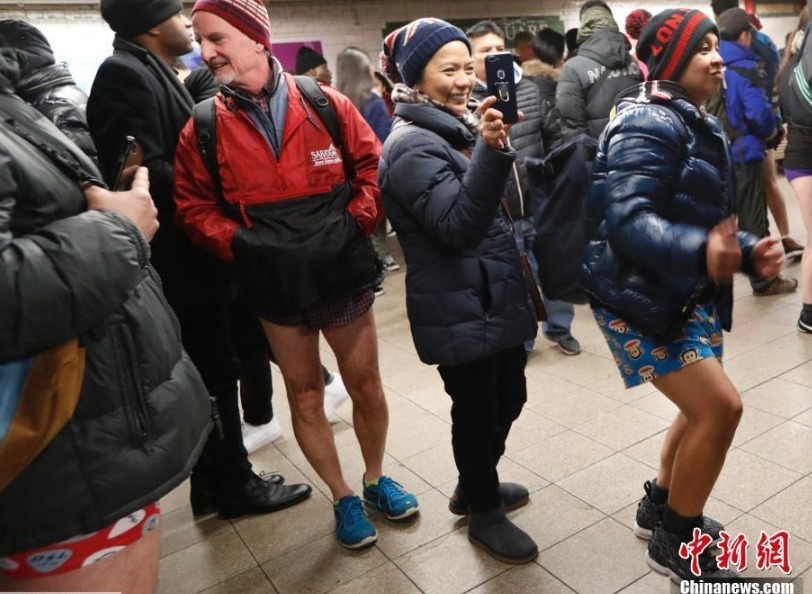 第18届“地铁无裤日”活动参与者在纽约乘坐地铁。