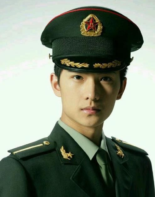 穿军装最帅的明星,黄景瑜第三,吴京第二,小鲜肉