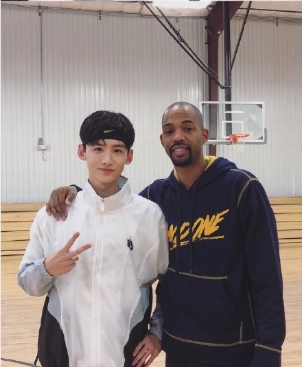 白敬亭INS上热搜 粉丝哭诉:你是不爱微博那端