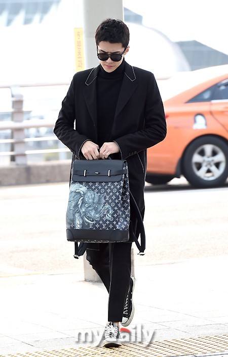 组图:吴世勋亮相巴黎时装周 简约look狙击女心