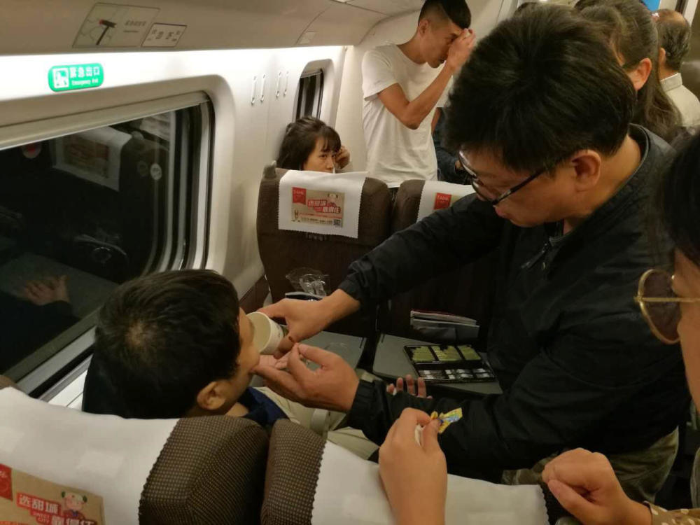 5分钟后，患者逐渐恢复了意识，“患者说他20年前也有过类似的经历，可能是患有习惯性低血糖，这次就感觉头晕、胸闷、心悸、面色苍白、冷汗、口唇淡白、无力。”