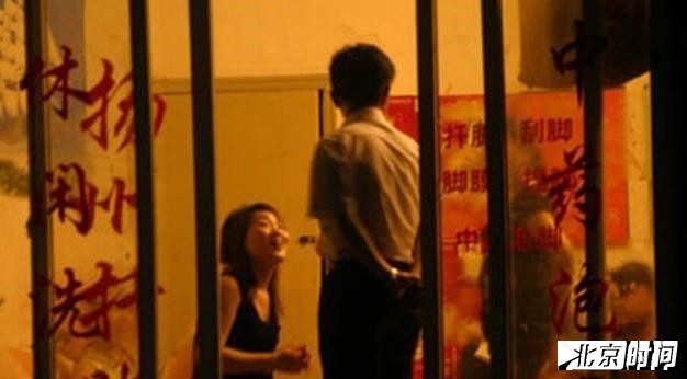 后来我也住过两个城中村，发廊的确都不少，晚上散步的时候，不免往里面多看几眼。而里面的店员一点儿不羞涩，穿着暴露地坐在门口，或倚门迎客。生意也许并不怎么兴隆，她们也端不什么起架子，急切低盼望着顾客，一旦有男人经过，她们总是搭讪，有的简单地一声“哎”，或是抛个媚眼。