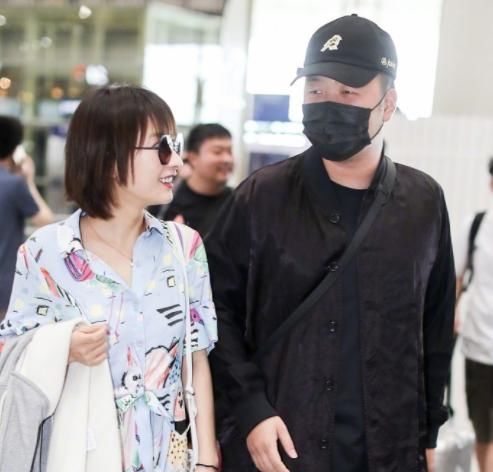 机场偶遇海涛全程眼神追着吴昕,站旁边比吴昕