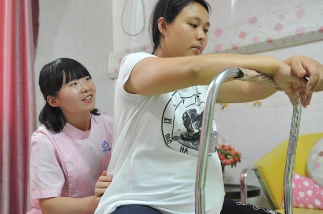 顺产分娩,宝宝陪伴妈妈努力的全过程,宫缩多疼