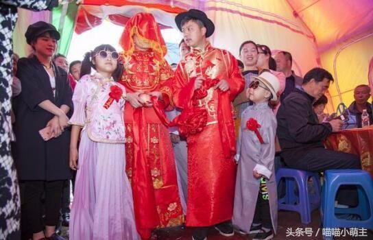 妈收了20万彩礼,没给一分嫁妆,婚后回娘家,推开