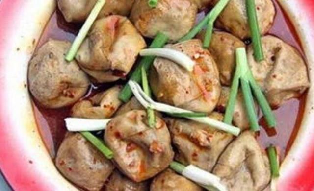 领导来家里做客,老婆拿出粘满灰的豆腐招待,上