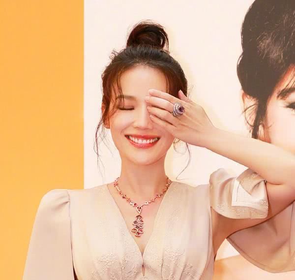 圆脸、方脸的女生,放弃中分吧,难看显脸大!这些