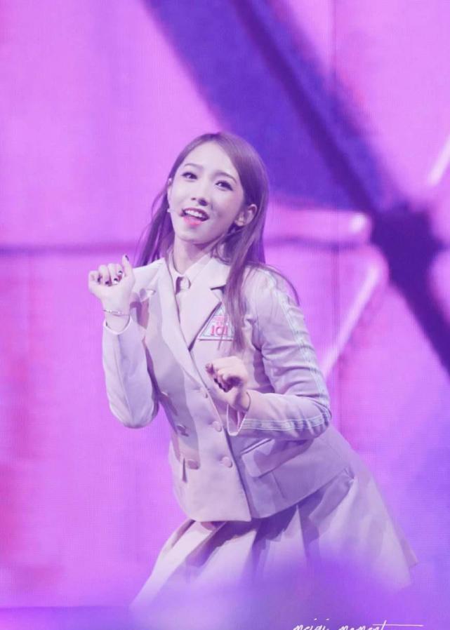 杨超越,孟美岐,吴宣仪:粉色超短裙,白色长筒袜,