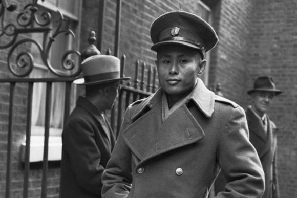 在1942年的缅甸，缅甸当地人实际上是不支持盟军的。由昂山等人领导的缅甸独立义勇军一直在配合日军发动进攻，他们在情报，安抚，侦察和扰乱盟军后方等方面表现活跃。图为昂山将军：缅甸独立运动的领导者之一，昂山素季是他的女儿。