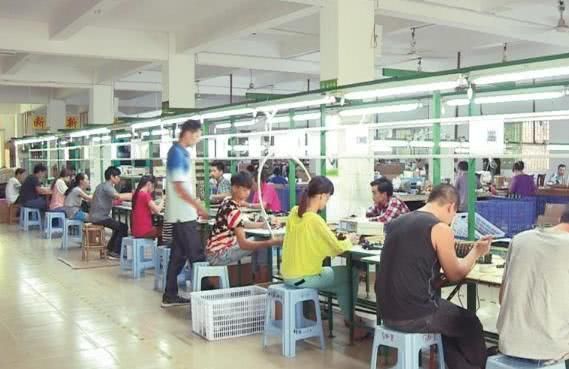 工厂没生意不敢轻易倒闭,还花钱养着员工,打工