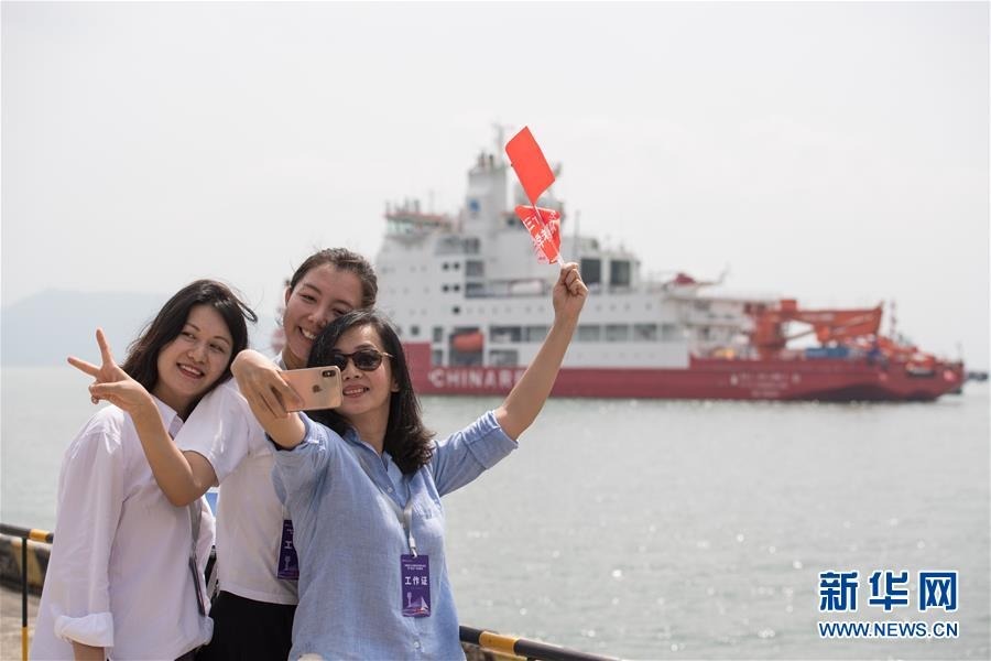 10月13日，极地科学考察破冰船“雪龙2”号抵达深圳蛇口太子湾邮轮母港，工作人员在码头与“雪龙2”号自拍合影。