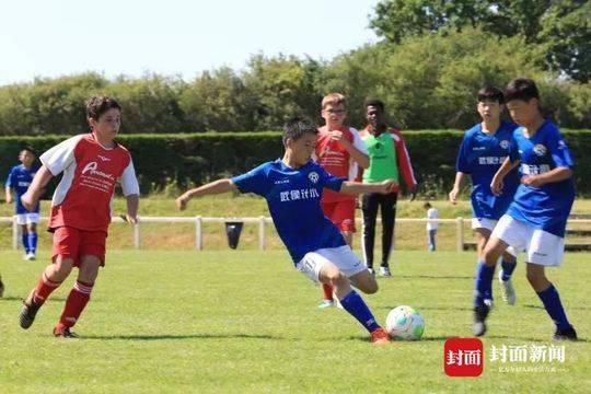 成都足球少年法国夺冠 无伴奏含泪唱响国歌