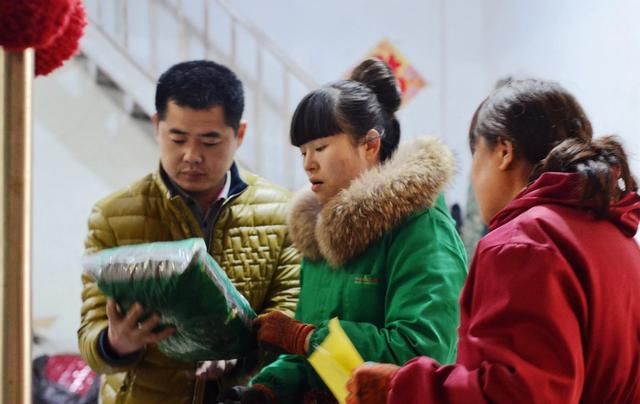 宝宝2岁了还不会走路,家长带孩子去医院检查,