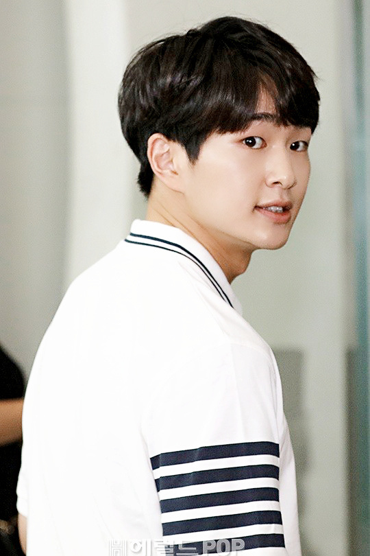 [shinee][新闻]170619 温流钟铉现身金浦机场前往济州岛 白衣小哥好