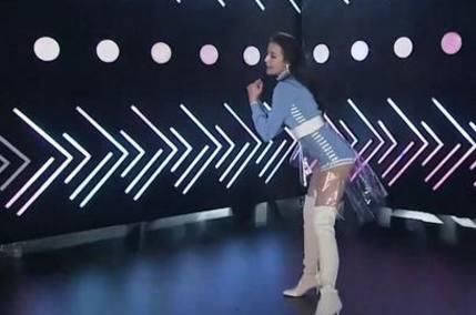 迪丽热巴又作妖!穿短裤怕冷裹了一层塑料膜挡