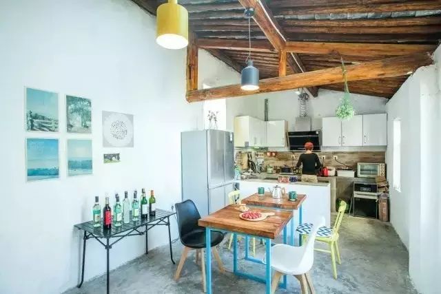 夫妻俩逃离香港,在大理造起一座玻璃房,随手一