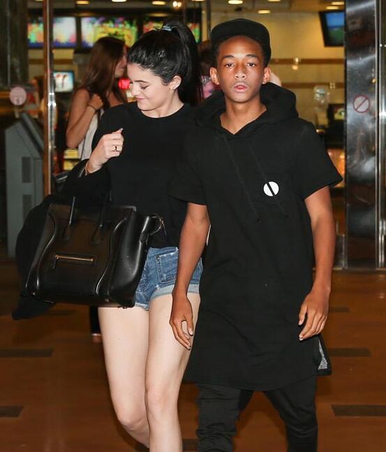 说到情史与男人，凯莉也不含糊。2012年4月份，14岁的贾登-史密斯（1998年7月8日出生，好莱坞巨星威尔-史密斯之子）公开宣布了与15岁的凯莉（1997年8月10日出生）的恋情。在当时，这对未成年人之间恋爱，引起了外界非常大的关注。